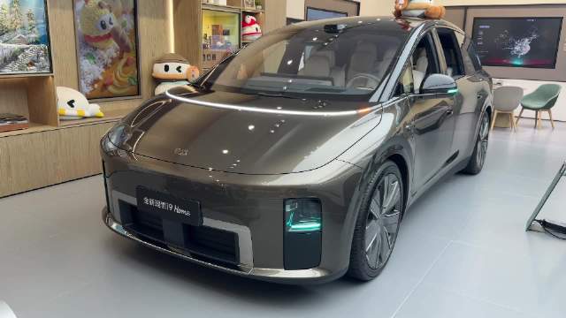 把家用豪华体验拉满，空间、底盘、座舱全是家庭导向…