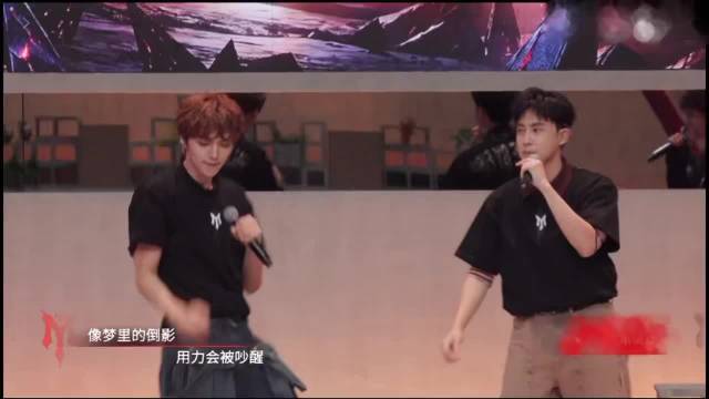 管健嘉晨推开颜安，歌声耀眼刺伤舞台
