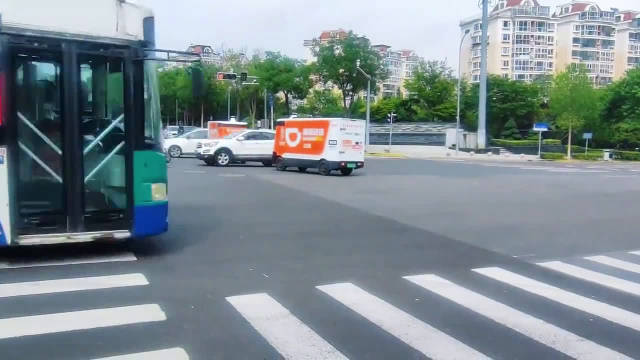 两无人驾驶车辆相遇，谁让谁？