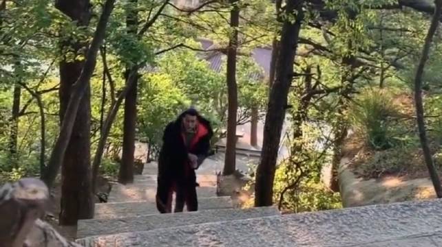 刘学义爬山花絮又怂又搞笑，重度恐高全程碎碎念