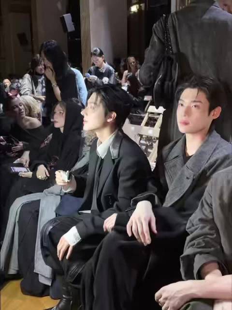 陈妍希蓝盈莹周震南同框看秀，网友调侃气场接管秀场