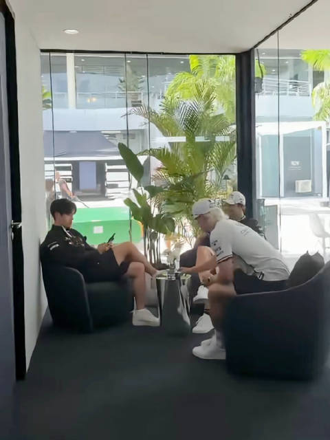 注意力全被那个静静坐着的帅哥吸引走了 凯迪拉克F1车队社媒：“三人重聚”