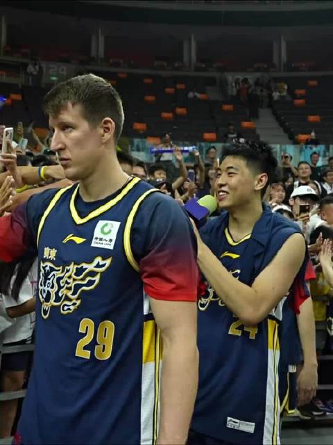 广东宏远男篮昨晚举办球迷嘉年华，球队全体队员和教练组现身…