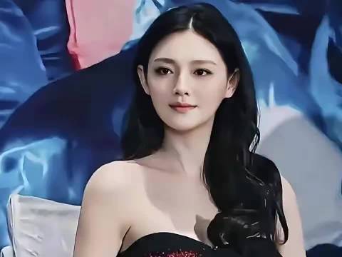 大s早期采访被主持人说是来宾里坐姿最优雅的，她真的时刻都保持美丽