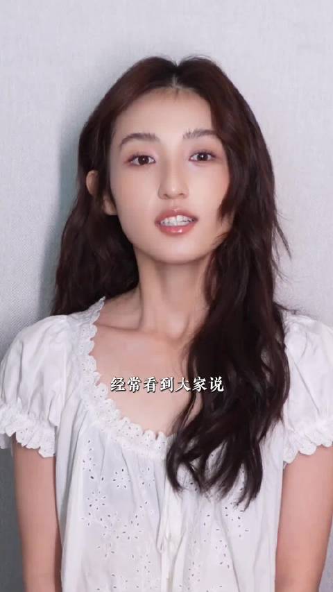 陈飞宇接棒张子枫邪魅一笑，重提唐探一笑容异曲同工