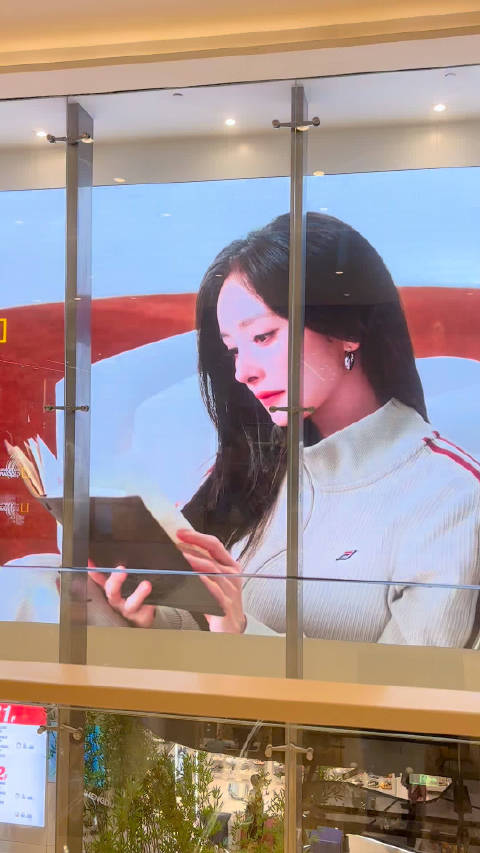 逛商场被杨幂美貌硬控 又美又温柔的妈幂