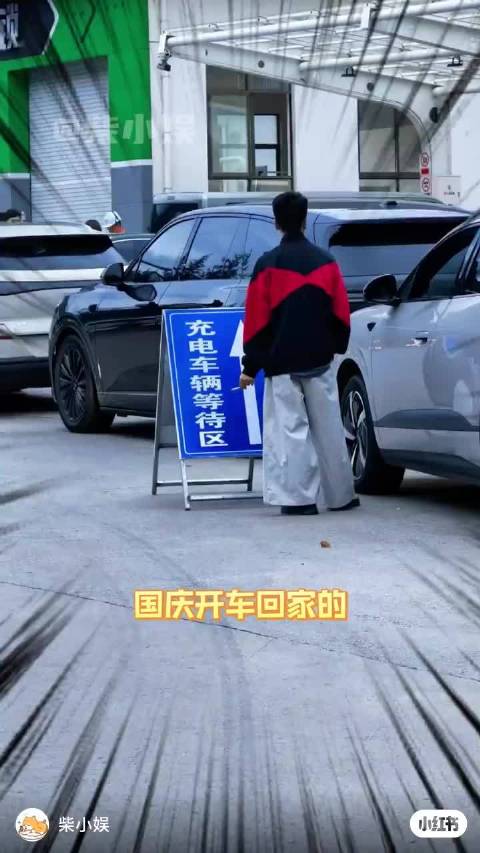 高速上的堵车就很让人绝望了， 没有想到， 让更绝望的是高速上的充电站