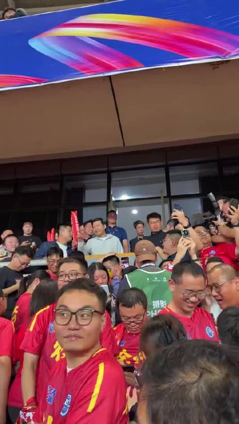 雷军来到苏超，依然忙过不停似的