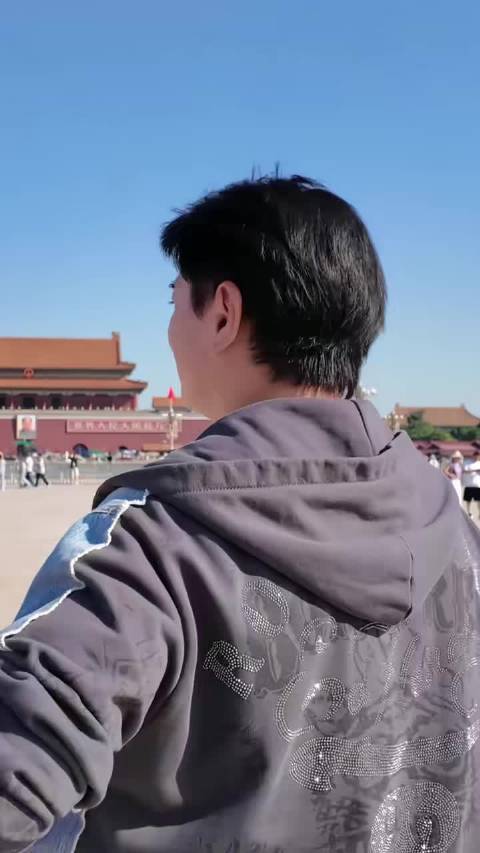 就因为国庆节吴奇隆在天安门举了红旗、说了句国庆快乐…