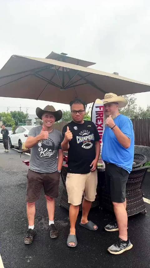 姆巴佩带着家乡的好朋友们一起为上海申花加油助威，这波跨界应援太有排面了！