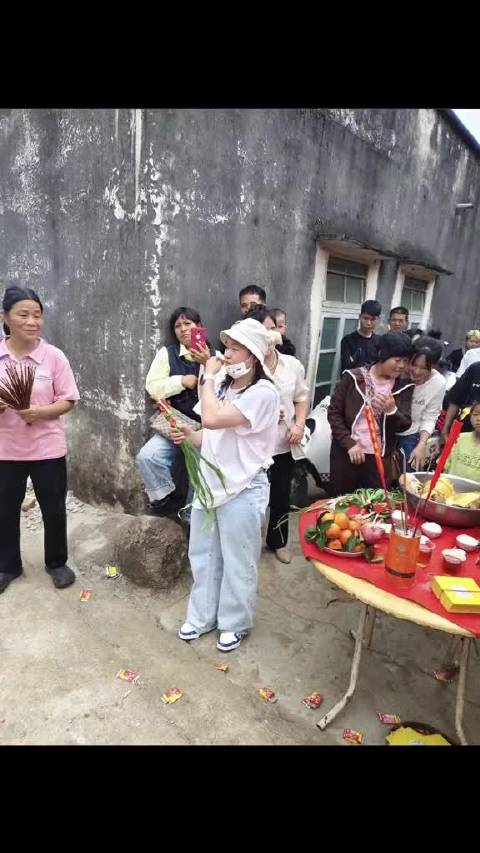 正月十三全红婵兄妹现身外婆家年例现场，人山人海排面拉满