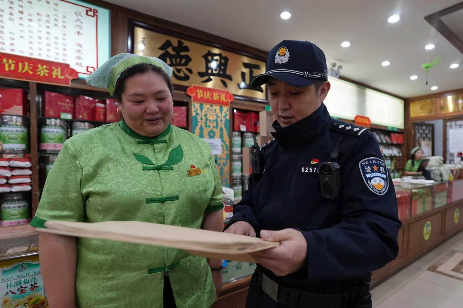 胡同深处、老旧小区、市井街巷,北京社区民警用脚步丈量平安 胡同深处、老旧小区、市井街巷,北京社区民警用脚步丈量平安