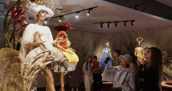 浙江杭州:国庆假期 “郭培服装艺术特展”迎来观展热潮 浙江杭州:国庆假期 “郭培服装艺术特展”迎来观展热潮