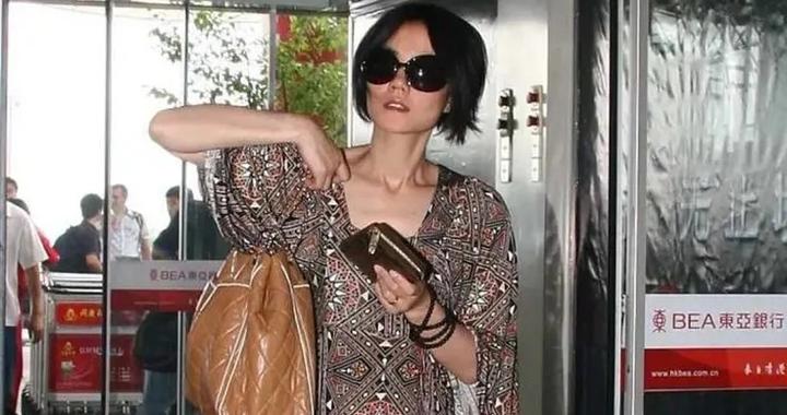 “王菲”又带火了“松弛感”穿搭：碎花裙+凉鞋，完全没有大妈味