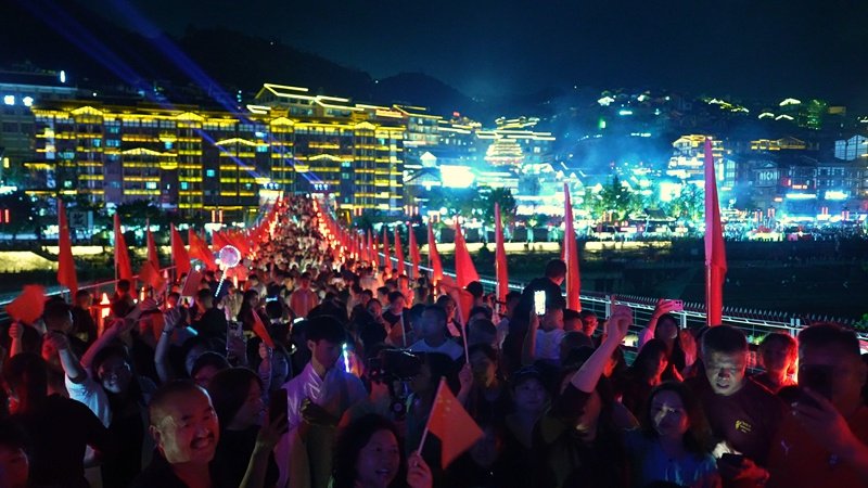 贵州仁怀：红军桥上红歌嘹亮群众欢歌祝福祖国