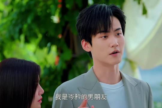 岑矜李雾门口亲热被母亲发现，公司遇危机双重压力下该怎么办