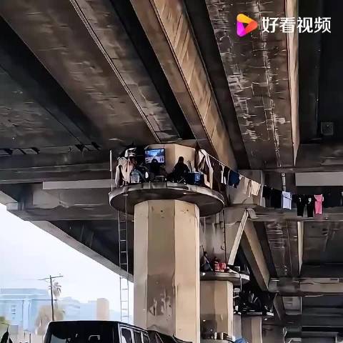 桥墩还是广告牌？洛杉矶流浪者的空中蜗居