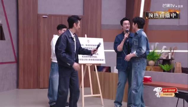 艾热张彬彬录制现场同步比心，神态松弛动作同步