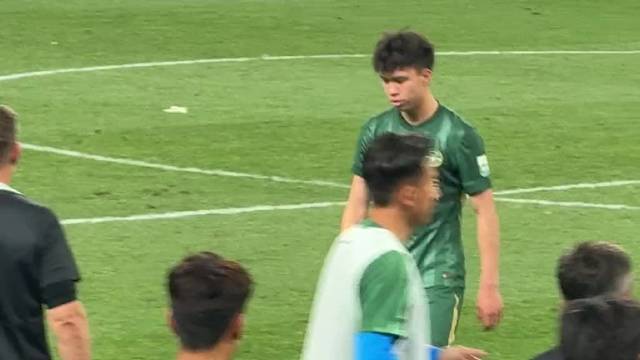 王钰栋比赛中念叨内容被镜头捕捉，唇语解读成谜