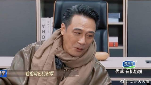 向佐厚着脸皮要演新闻主播 吴镇宇都被烦哭了，这段简直像在看小品笑抽！