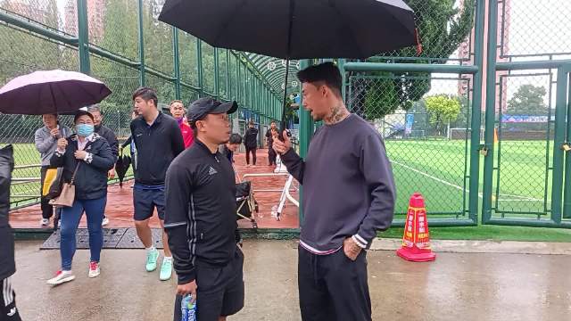 张琳芃汪佳捷现身上海市运会青少年足球赛现场