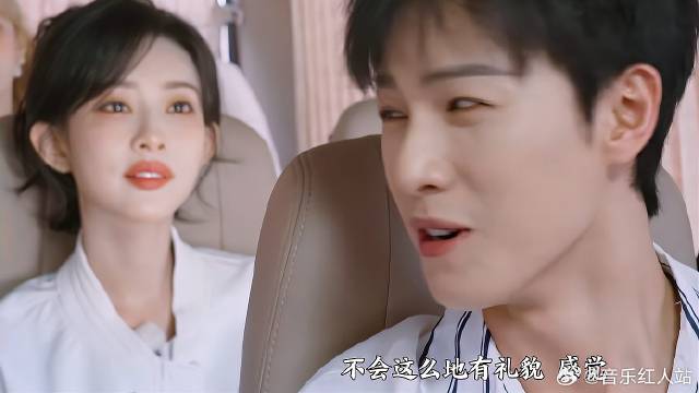 盯夫狂魔！孟子义下意识看向李昀锐，眼神都快拉丝了