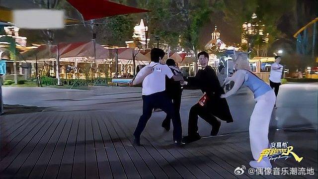 男友力爆棚！张真源搂着白鹿，保护名牌不被范丞丞撕！