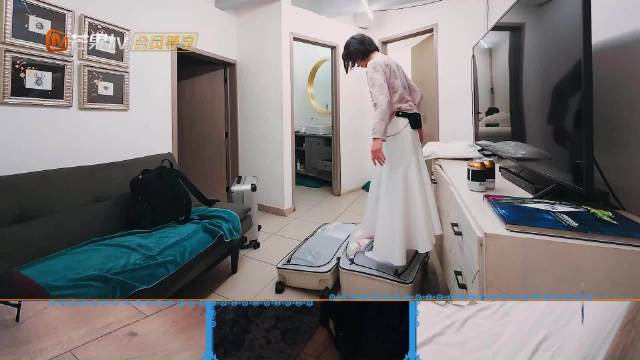 周冬雨上脚踩箱，林依晨搭手合力压