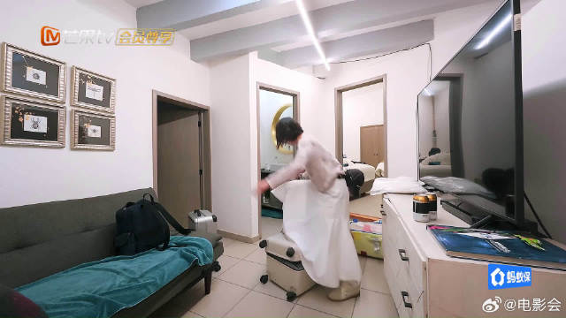 周冬雨踩行李箱林依晨助阵，两人合力对抗倔强行李箱