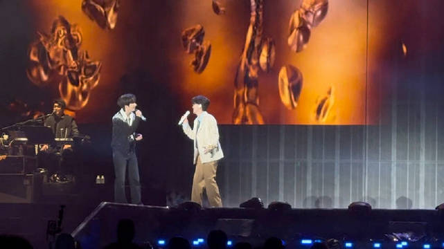周传雄今天北京工体演唱会的嘉宾是文俊辉，两个人一起在现场合唱了《送别》