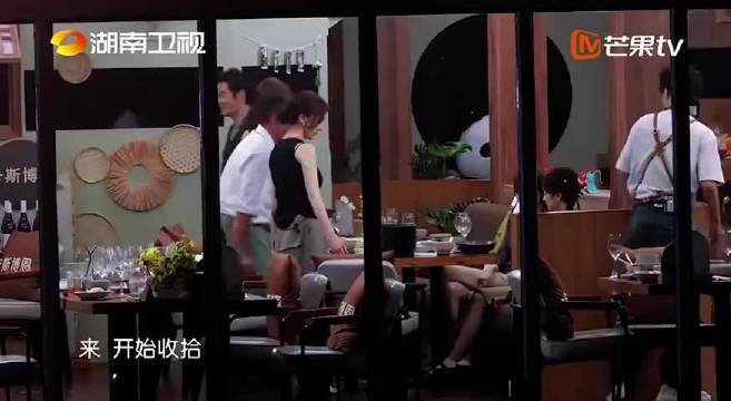 黄晓明林大厨端菜默契，再现中餐厅后遗症