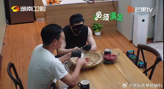 本来是美食评委，一秒切换前厅服务员模式…