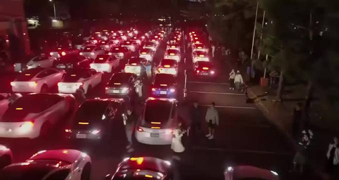 国庆假期新能源汽车充电高峰，为何用户面临漫长等待?