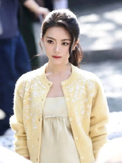 赵今麦miumiu大秀路透，与李沁拥抱比心超萌