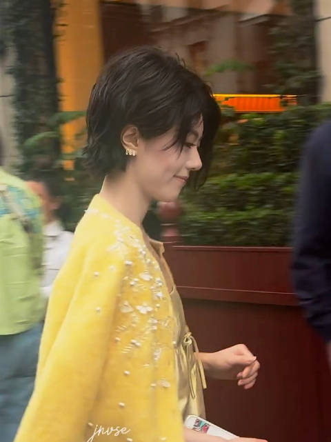 赵今麦巴黎时装周妆造短发好有熟女味