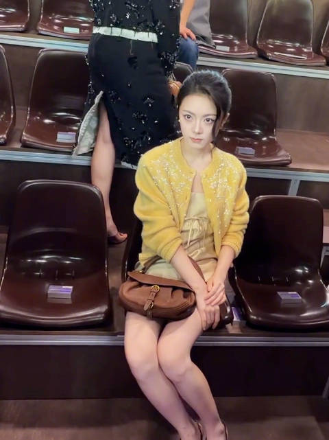 赵今麦在Miu Miu大秀头排就坐，鹅黄look很适合巴黎的秋天