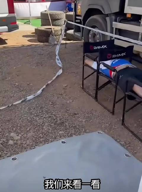 张总在摩洛哥拉力赛场休息，网友戏称在守货车油箱！