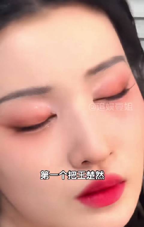 她私底下就是小品脱口秀都来的呀 cr网络侵权删