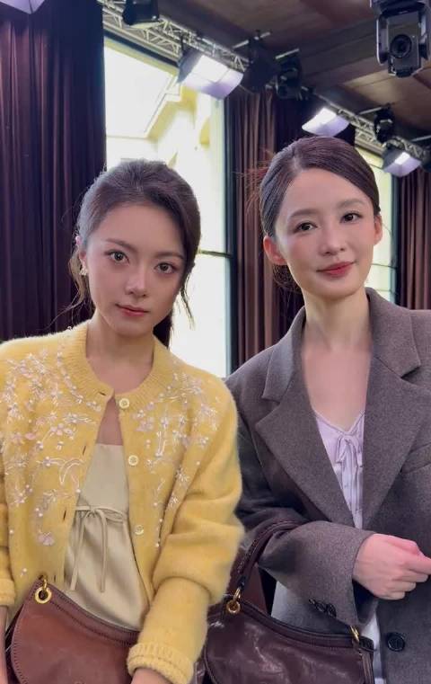 赵今麦李沁在Miu Miu三重比心 两个美女对我眼睛很好