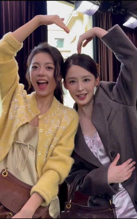 赵今麦黄裙灵动，李沁风衣干练，MiuMiu看秀造型