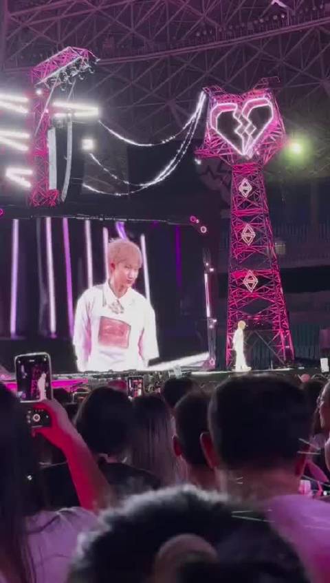 汪苏泷演唱会雪景似极光，罗曼城解锁绝美高光时刻