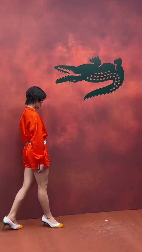 王一博蓝盈莹巴黎时装周同场看秀，风格各异皆出彩