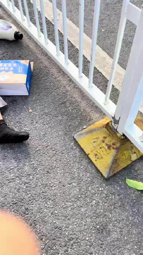 上海女生骑电动车逆行撞伤老人，未逃逸主动救助