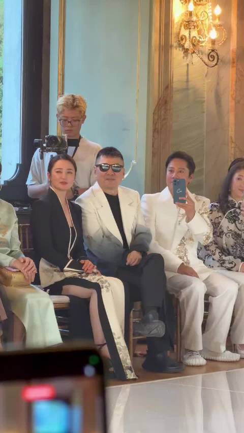 58岁蔡国庆看8岁儿子走秀，庆宝登上国际秀场