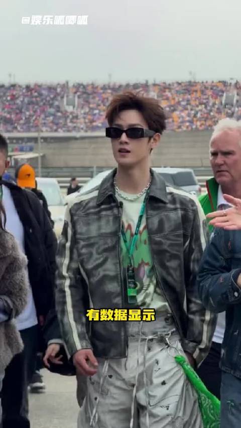 三位帅哥现身F1中国大奖赛现场，帅脸配赛车氛围太养眼，谁看了不直接心动？