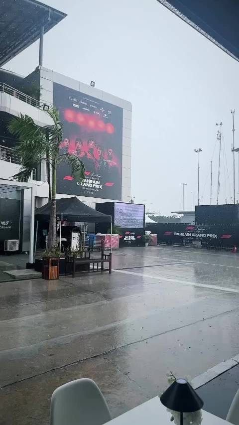 周冠宇赛前分享雨中动态，车队总监拍下赏雨时刻
