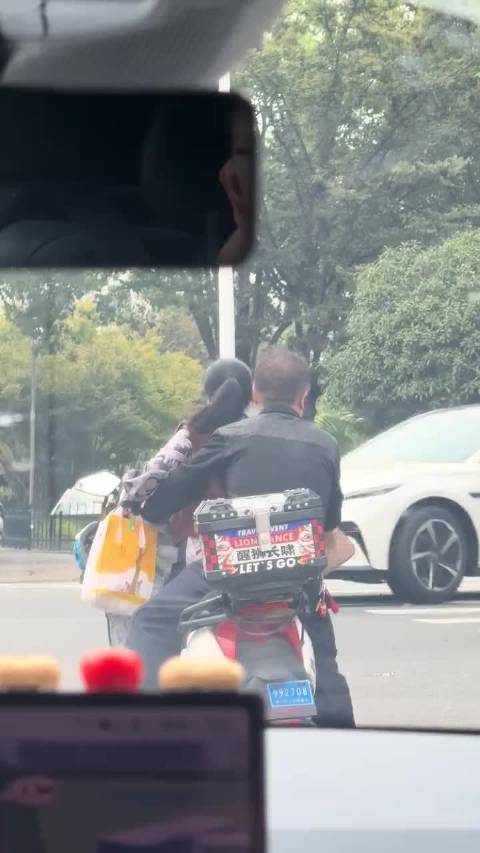 电动车上的一幕，喝酒不坐车，坐车不喝酒