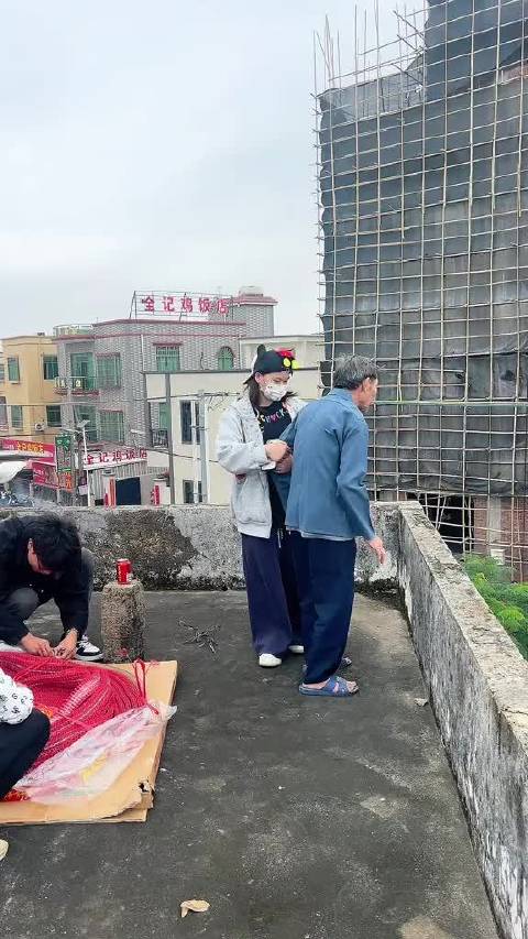 全红婵全进华青梅竹马发文，十年后冠军与月薪三千对比