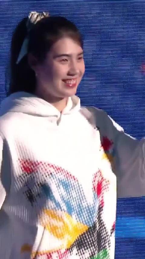 张雨霏惊喜现身中网，亲自为好友郑钦文挑边助阵！…