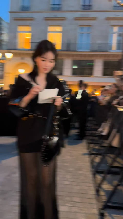 阚清子巴黎看秀，一刚一柔解锁法式暗黑风